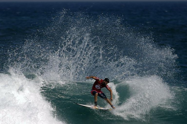 Ítalo Ferreira surfando