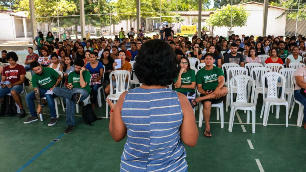 Professora e alunos do Rede Emancipa