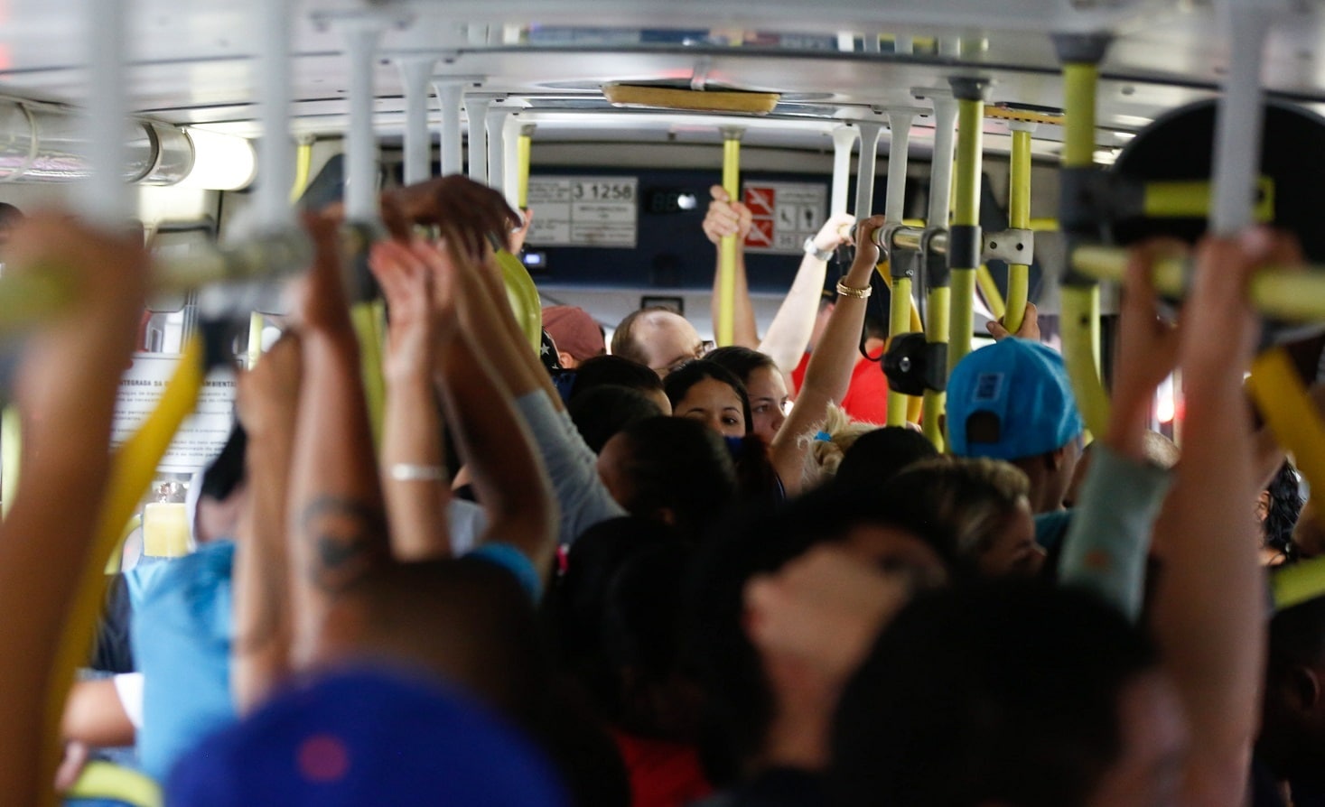 Ônibus completamente lotado