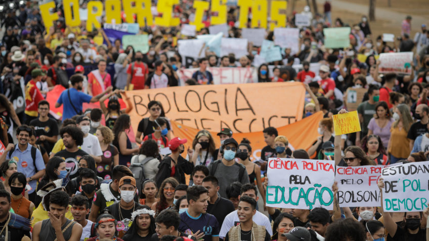 Jovens participam de ato nas ruas em defesa da democracia, com cartazes e frases de efeito